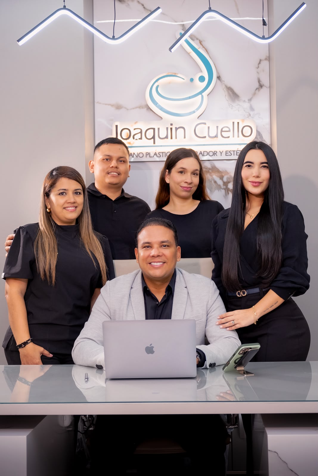 Equipo del Dr. Joaquín Cuello en el consultorio