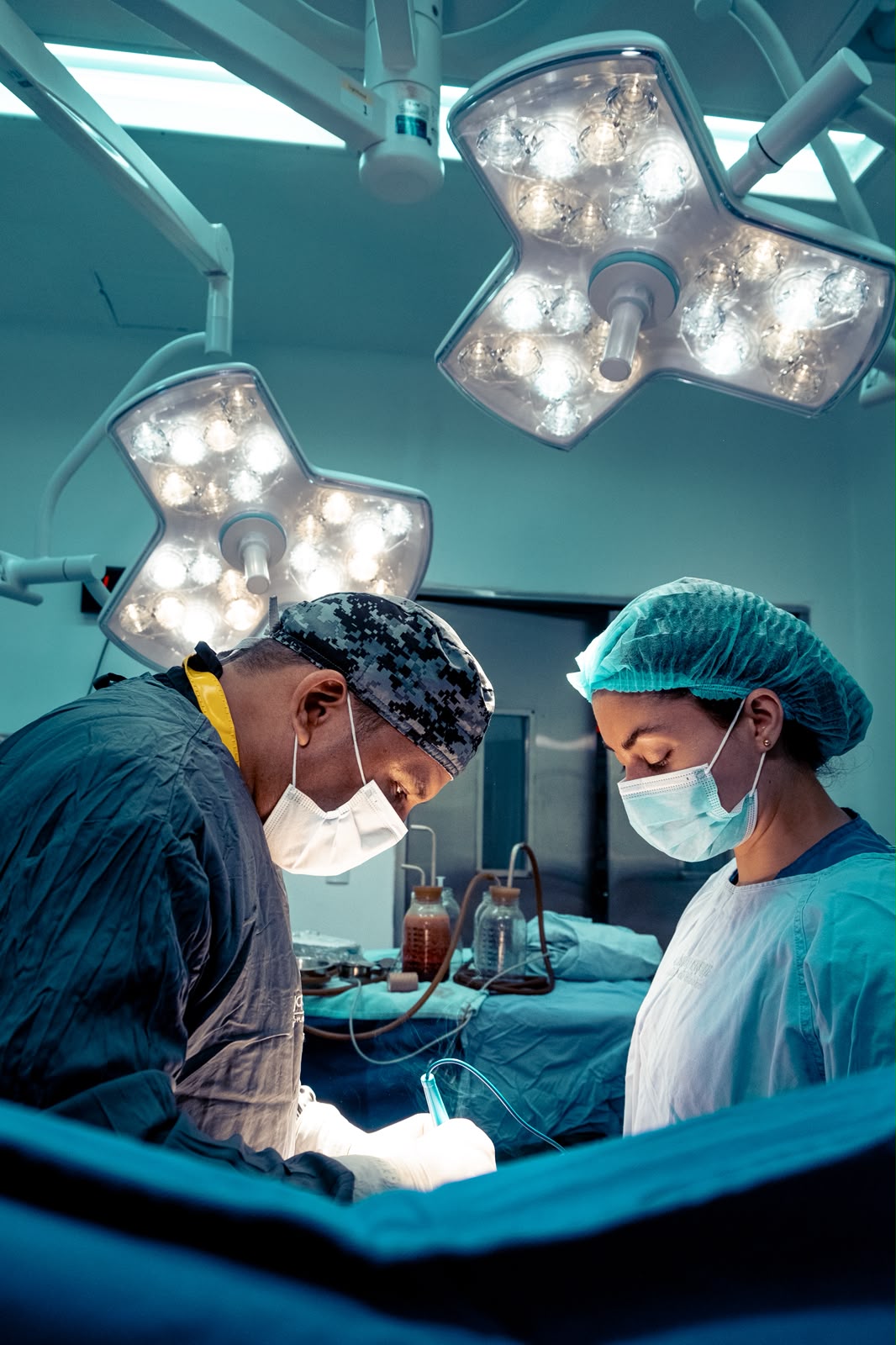 Equipo quirúrgico del Dr. Joaquín Cuello en sala de cirugía